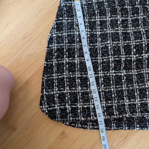 Chic Black and White Tweed Skirt With Pear Gold Button Detail Medium - Picture 2 of 4